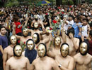 菲律宾大学生街头裸奔季引上万人围观现场